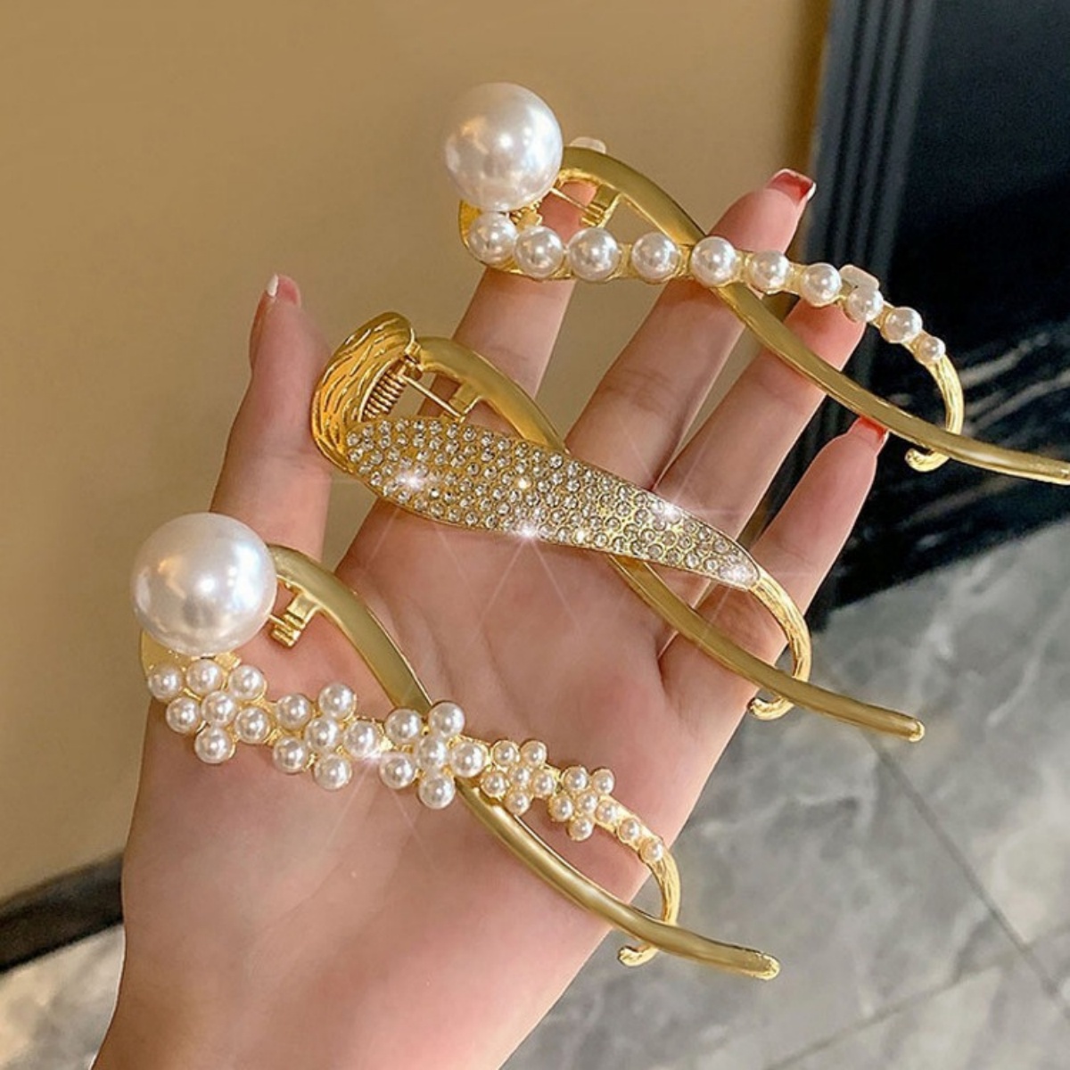 エレガントなグリッターパールヘアクリップ レディース トレン - Korean Lifestyle & Kids Boutique Photos のレビューと価格